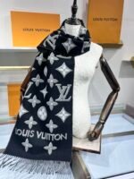 Louis Vuitton100% wool black shawl scarf Size: 34*180cm