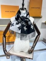 Louis Vuitton100% wool black shawl scarf Size: 34*180cm - Image 4