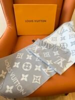 Louis Vuitton gray 100% wool scarf with electronic security chip Size: 186 * 34 cm - Image 7