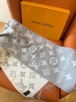 Louis Vuitton gray 100% wool scarf with electronic security chip Size: 186 * 34 cm - Image 4