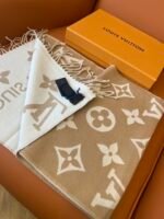 Louis Vuitton Khaki 100% wool scarf with electronic security chip Size: 186* 34 cm - Image 9