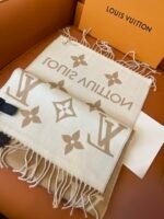 Louis Vuitton Khaki 100% wool scarf with electronic security chip Size: 186* 34 cm - Image 2