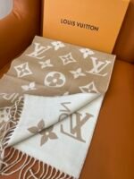 Louis Vuitton Khaki 100% wool scarf with electronic security chip Size: 186* 34 cm - Image 4