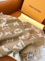Louis Vuitton Khaki 100% wool scarf with electronic security chip Size: 186* 34 cm - Image 3