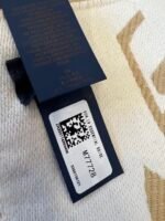 Louis Vuitton Khaki 100% wool scarf with electronic security chip Size: 186* 34 cm - Image 8