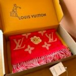 Louis Vuitton New Year's red dragon embroidered patch jacquard pattern 100% wool scarf Size: 186* 34 cm