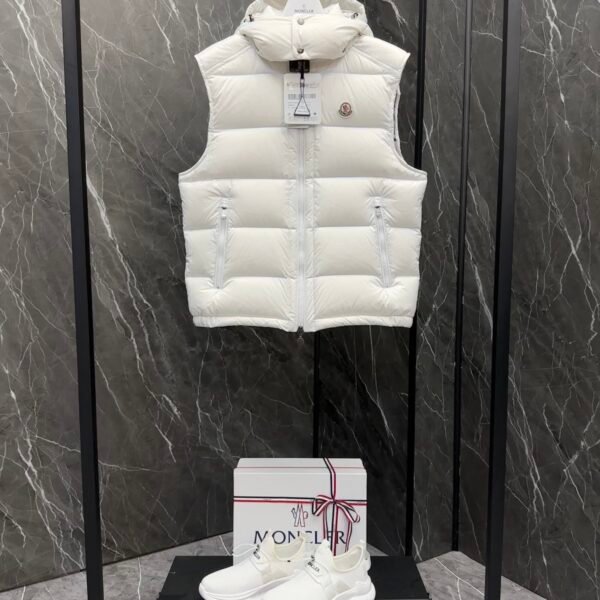 Moncler Bormes short down vest