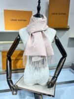Louis Vuitton 100% wool pink shawl scarf Size: 34*180cm - Image 4