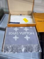 Louis Vuitton 100% wool grey shawl scarf Size: 34*180cm - Image 3