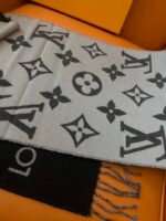 Louis Vuitton black 100% wool scarf with electronic security chip Size: 186 * 34 cm - Image 4