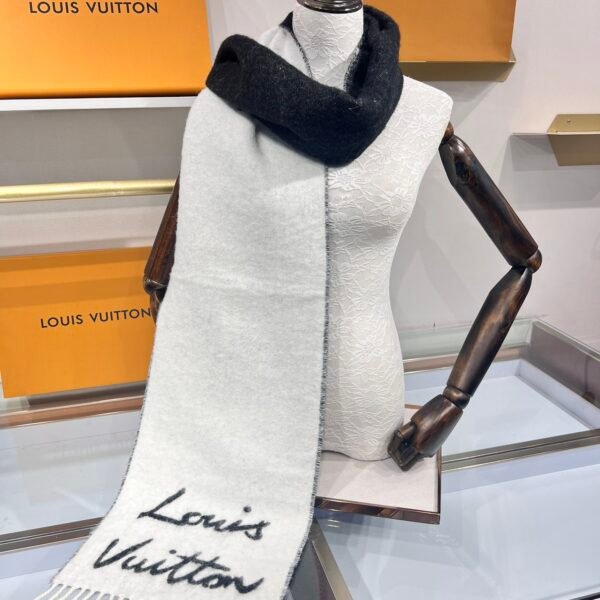 Louis Vuitton textured fringe scarf Size: 25 x 220 cm