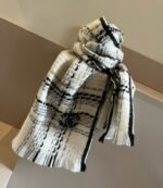 Chanel classic black and white checkered 100% wool scarf Size: 32*186cm - Image 7