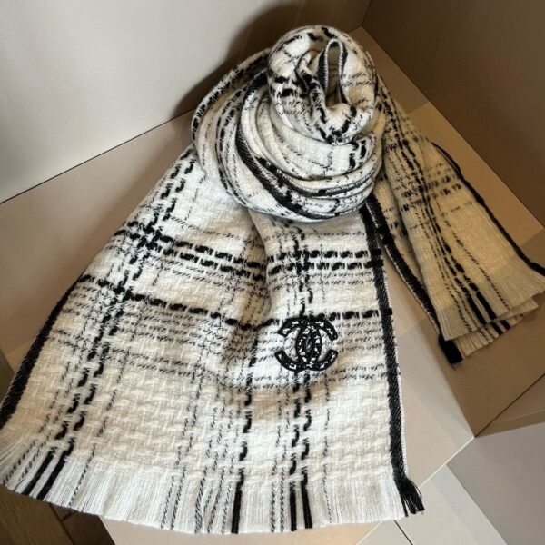 Chanel classic black and white checkered 100% wool scarf Size: 32*186cm