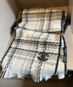 Chanel classic black and white checkered 100% wool scarf Size: 32*186cm - Image 5