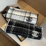 Chanel classic black and white checkered 100% wool scarf Size: 32*186cm - Image 2