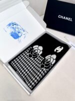 CHANEL houndstooth and camellia knitted scarf  Size: 33*180cm - Image 2