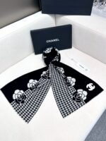 CHANEL houndstooth and camellia knitted scarf  Size: 33*180cm