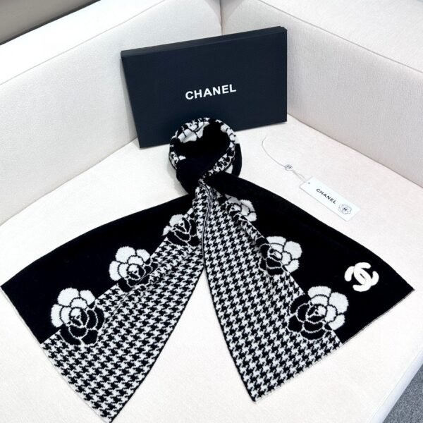 CHANEL houndstooth and camellia knitted scarf  Size: 33*180cm
