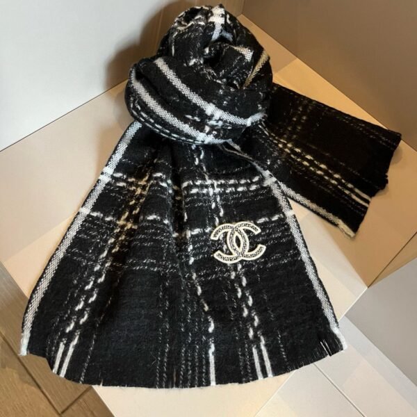 Chanel classic black and white checkered 100% wool scarf Size: 32*186cm