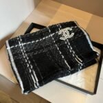 Chanel classic black and white checkered 100% wool scarf Size: 32*186cm - Image 6