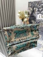 𝗗𝗜𝗢𝗥 Apricot green tiger 【medium 】𝗕𝗼𝗼𝗸 𝘁𝗼𝘁𝗲 shopping bag - Image 8