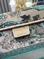 𝗗𝗜𝗢𝗥 Apricot green tiger 【medium 】𝗕𝗼𝗼𝗸 𝘁𝗼𝘁𝗲 shopping bag - Image 5