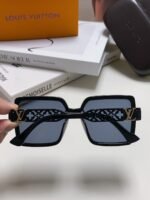 Louis Vuitton 2024 New Unisex Anti-UV Sunglasses - Image 4