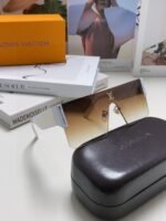 Louis Vuitton 2024 new metal square one-piece sunglasses for men and women - Image 4
