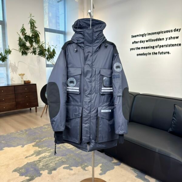 Canada Goose 𝐒𝐒𝟮𝟮 𝐒𝐧𝐨𝐰 𝐌𝐚𝐧𝐭𝐫𝐚 series multi-pocket hooded down jacket