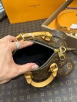 Louis Vuitton's new season POOCH BAGhandbag M12617, fully handmade with afull set of counter packaging! Size: 28*19*18cm - Image 22