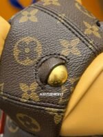 Louis Vuitton's new season POOCH BAGhandbag M12617, fully handmade with afull set of counter packaging! Size: 28*19*18cm - Image 17