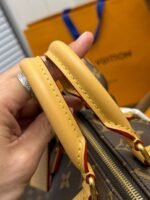 Louis Vuitton's new season POOCH BAGhandbag M12617, fully handmade with afull set of counter packaging! Size: 28*19*18cm - Image 13