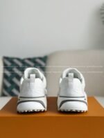 LOUIS VUITTON RUNNER TATIC CASUAL SHOES - Image 3