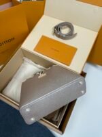 Louis Vuitton Capucines BB ostrich leather handbag Model: M11341 Size: 27cm*18cm*9cm - Image 15