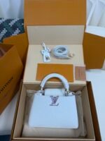 Louis Vuitton x TM Capucines handbag in white and purple. Model: M13253 Dimensions: 27 cm x 17.3 cm x 9 cm.