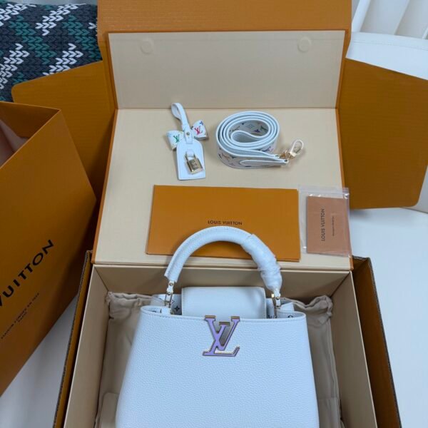 Louis Vuitton x TM Capucines handbag in white and purple. Model: M13253 Dimensions: 27 cm x 17.3 cm x 9 cm.