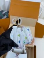 Louis Vuitton x TM Capucines handbag in white and purple. Model: M13253 Dimensions: 27 cm x 17.3 cm x 9 cm. - Image 4