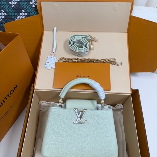 Louis Vuitton x TM Capucines handbag in white and purple. Model: M13253 Dimensions: 27 cm x 17.3 cm x 9 cm.