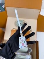 Louis Vuitton x TM Capucines handbag in white and purple. Model: M13253 Dimensions: 27 cm x 17.3 cm x 9 cm. - Image 7