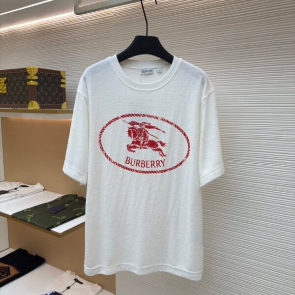 BURBERRY red warhorse print round neck short sleeved shirt