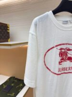 BURBERRY red warhorse print round neck short sleeved shirt - Image 3