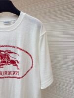 BURBERRY red warhorse print round neck short sleeved shirt - Image 5