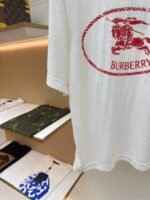 BURBERRY red warhorse print round neck short sleeved shirt - Image 6