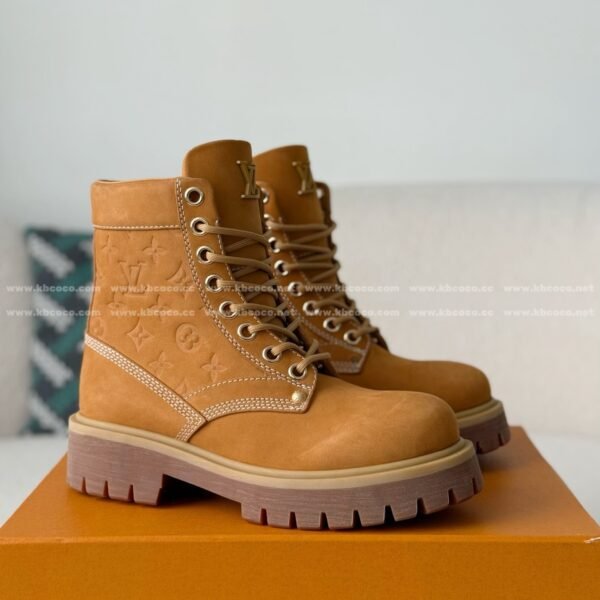 LOUIS VUITTON RANGER LEATHER ANKLE BOOTS