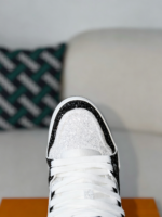 LOUIS VUITTON TRAINER SNEAKERS - Image 5