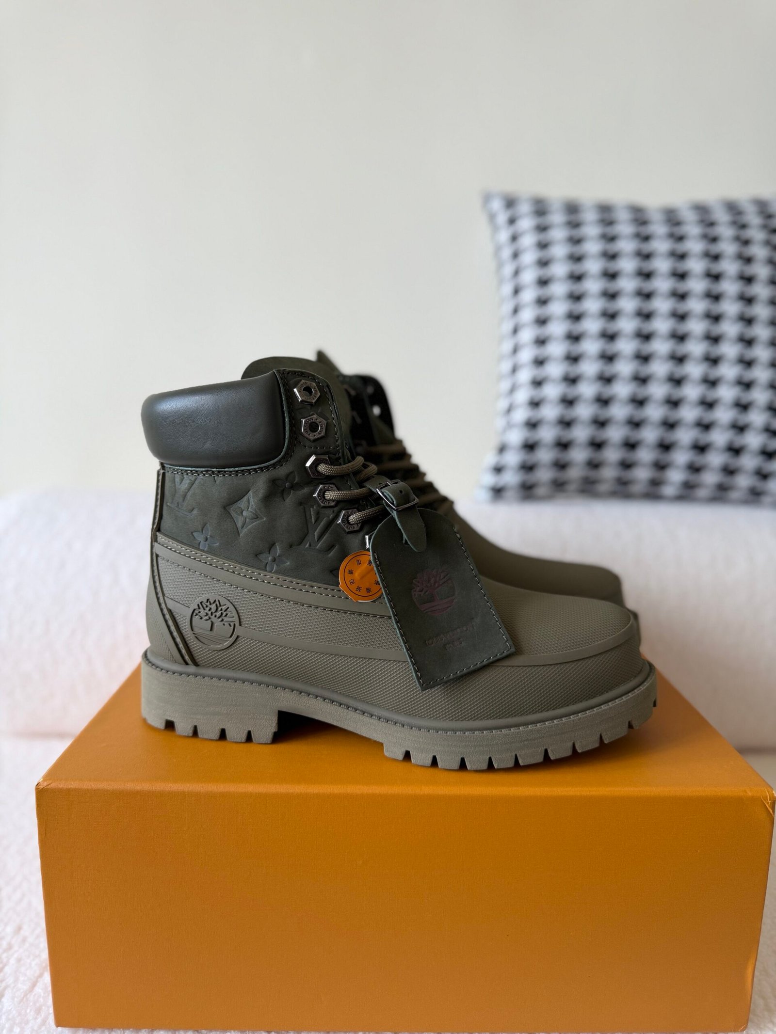 5 (1) Louis Vuitton x Timberland Men's Workwear High-Top Boots - Image 1
