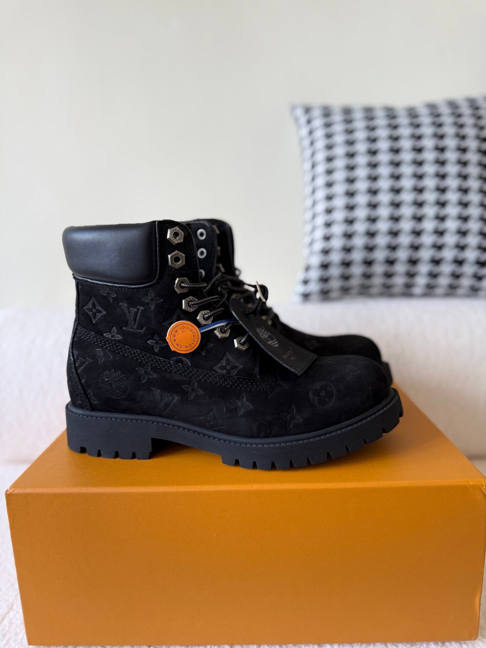 8 (1) Louis Vuitton × Timberland 6-inch Men's Workwear High-Top Boots - Image 1